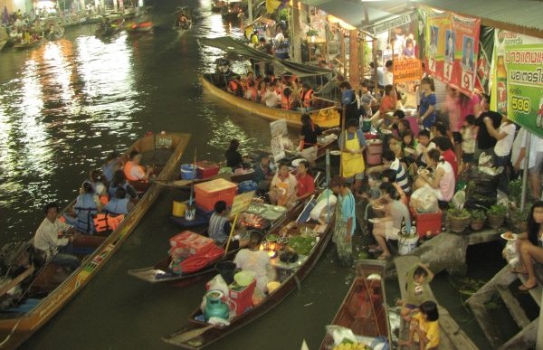 Marché flottant près de Bangkok : Ampawa