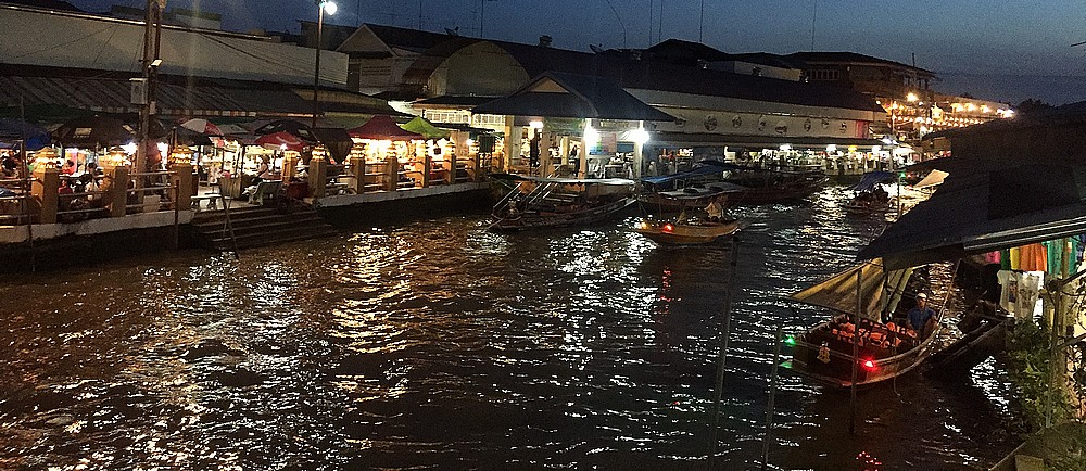 Le long du canal (klong) du marché flottant d'Ampawa
