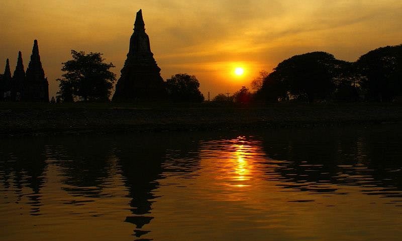 couché de soleil sur les temples d'Ayutthaya