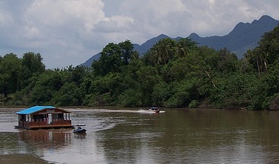 Maison flottante sur la rivière Kwai