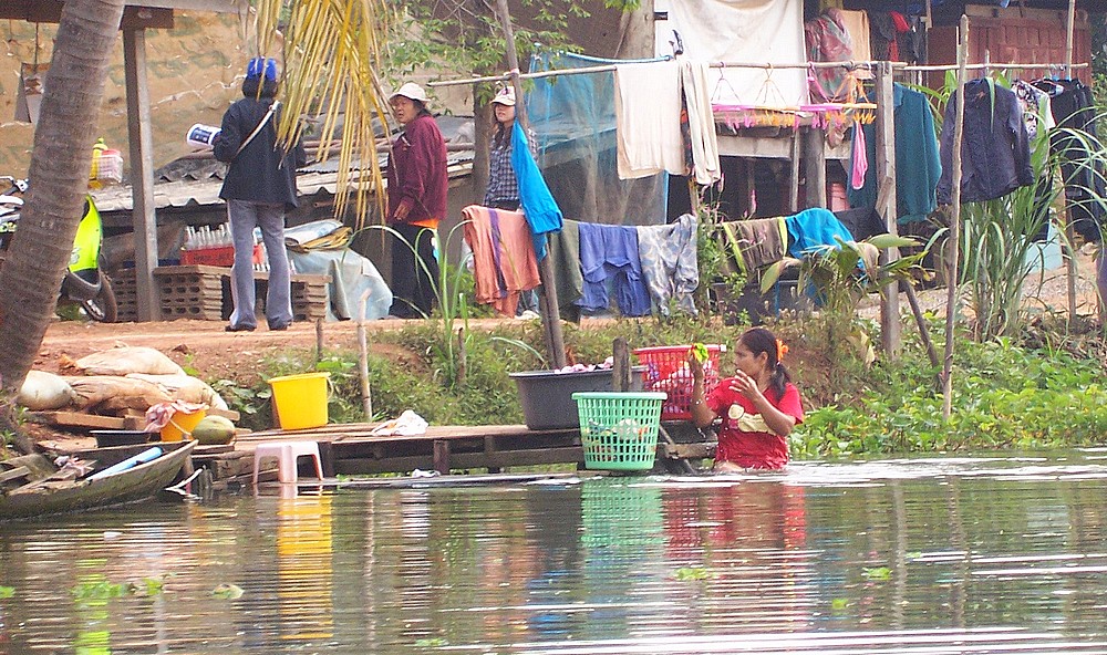 La vie le long du canal de Mahasawat, près de Bangkok
