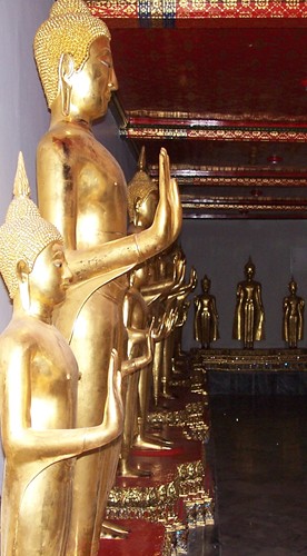 Bouddhas au Wat Pho à Bangkok de nuit