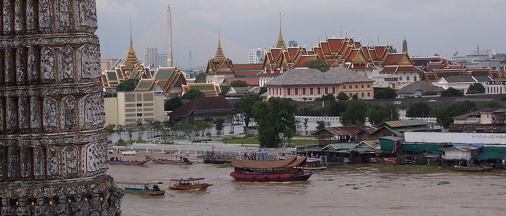 Vue sur le Wat Phra Kaeo et le fleuve Chao Phraya depuis le Wat Arun