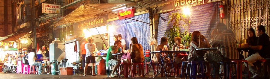 Cuisine de rue la nuit à Bangkok