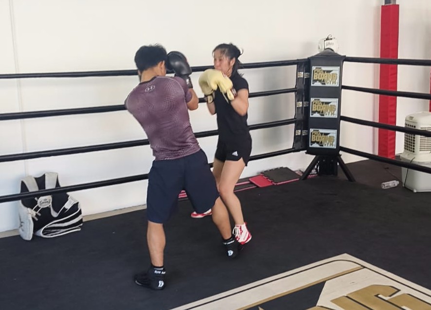Sparring en boxe anglaise au stage à Chiang Mai