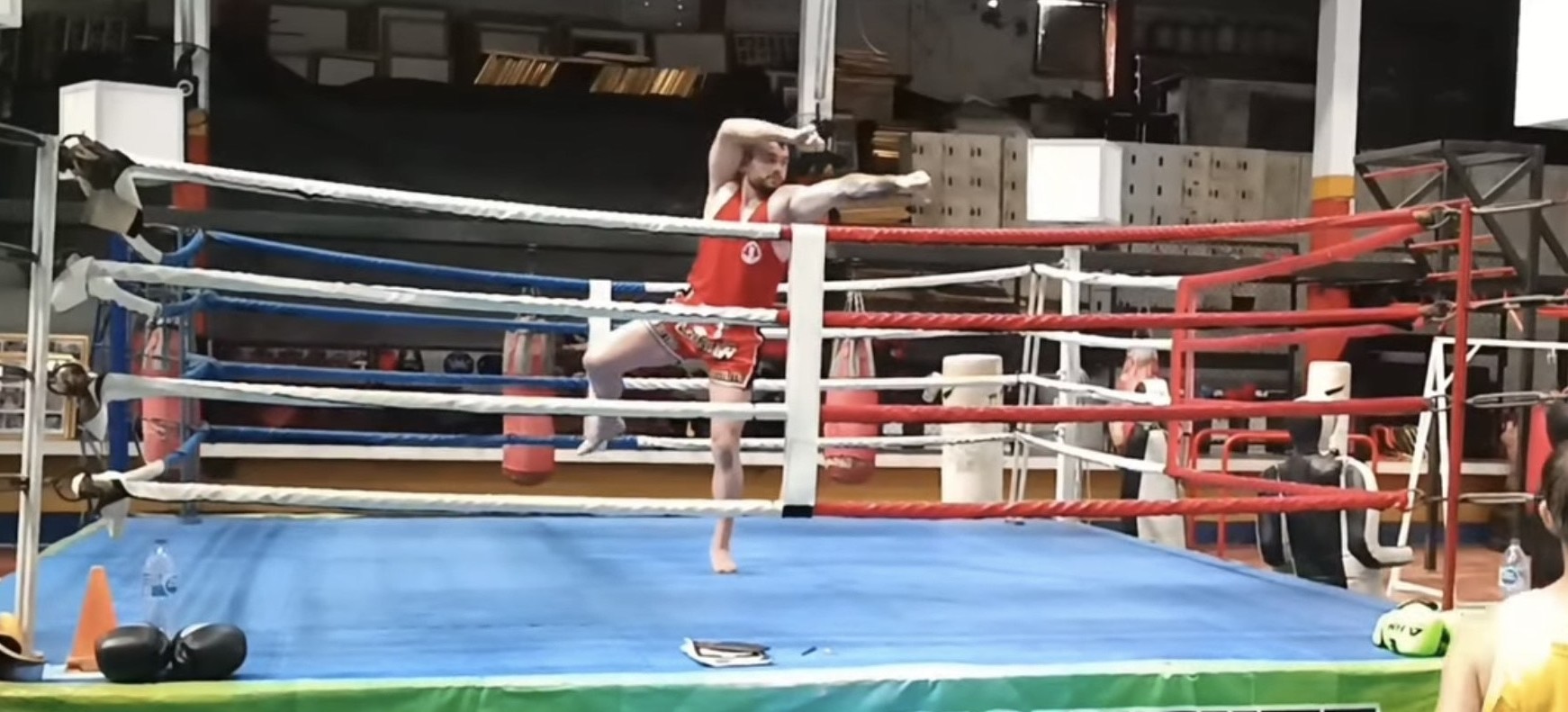 Elève de boxe thai apprenant le Wai Kru en Thaïlande