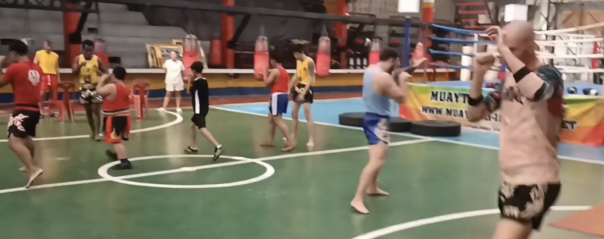 Elèves et professeurs de boxe thai