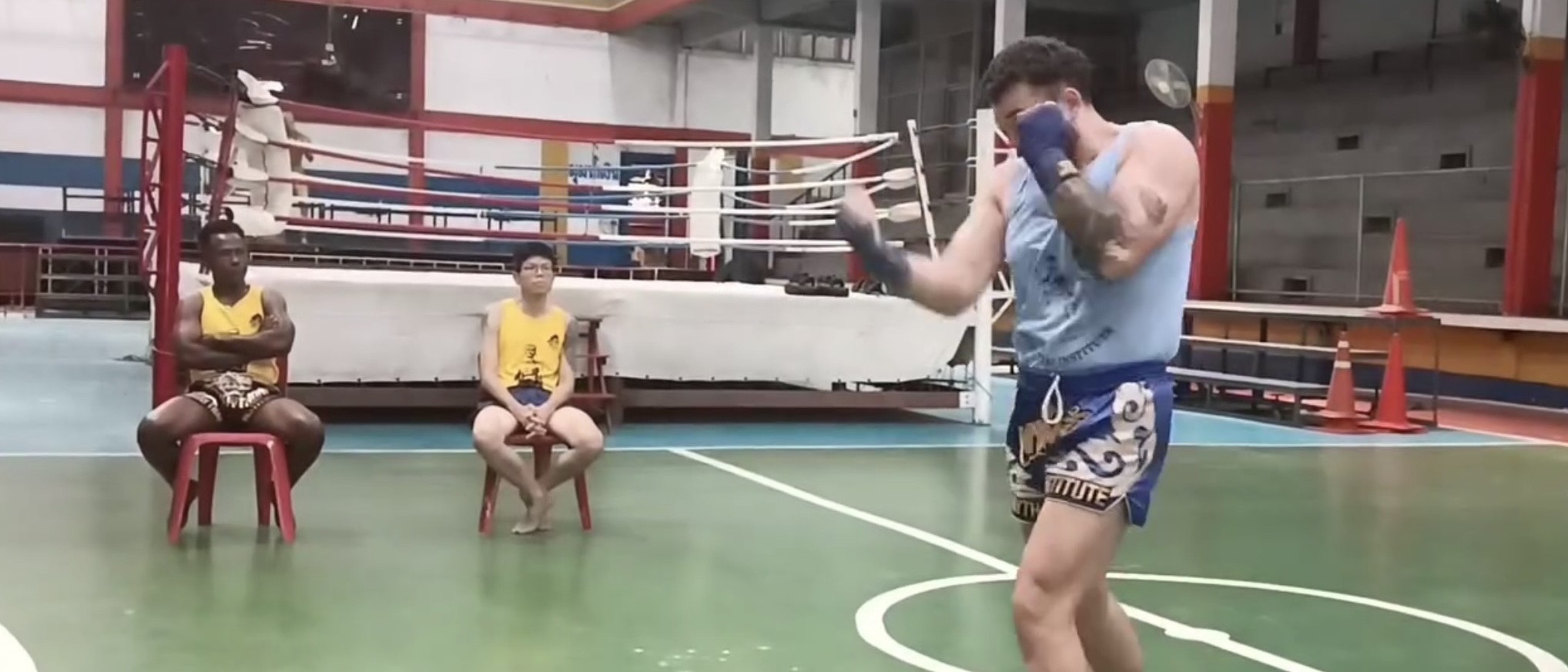 Elèves et professeurs de boxe thai