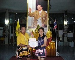 Remise du diplôme à la fin du programme d'entrainement à la boxe thai