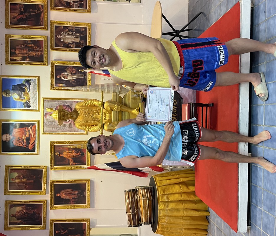 Remise du diplôme à la fin du programme d'entrainement à la boxe thai