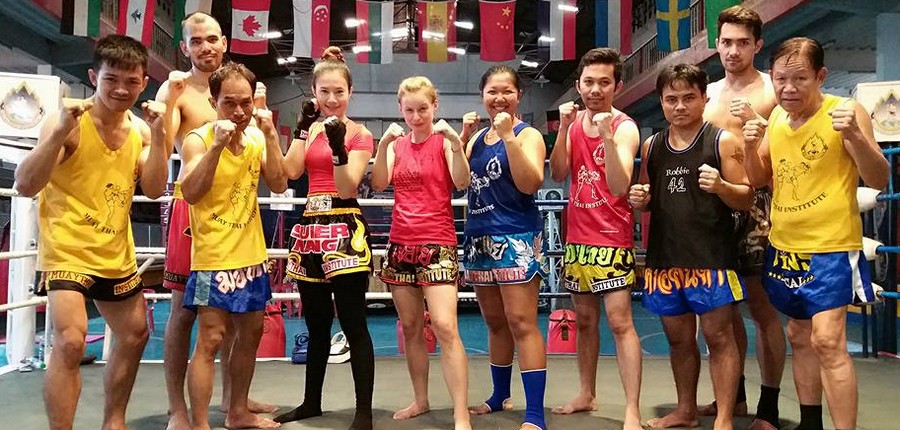 Elèves et professeurs de boxe thai