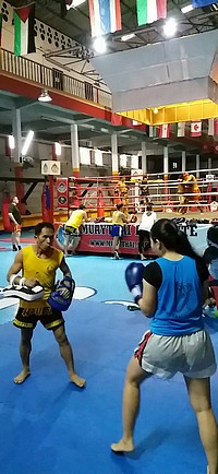 Boxeuse thailandaise, session de paos, à Bangkok