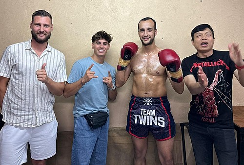 Victoire au combat de boxe thaï en Thaïlande à Chiang Mai avec combattant français amateur