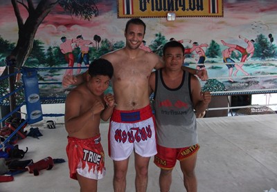 Ismael avec deux entraineurs Thaïlandais du camp de muay thai à Chiang Mai
