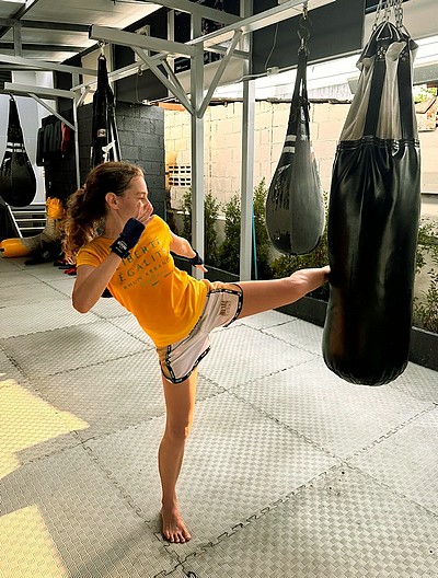Préparation au combat féminin de boxe thaï en Thaïlande
