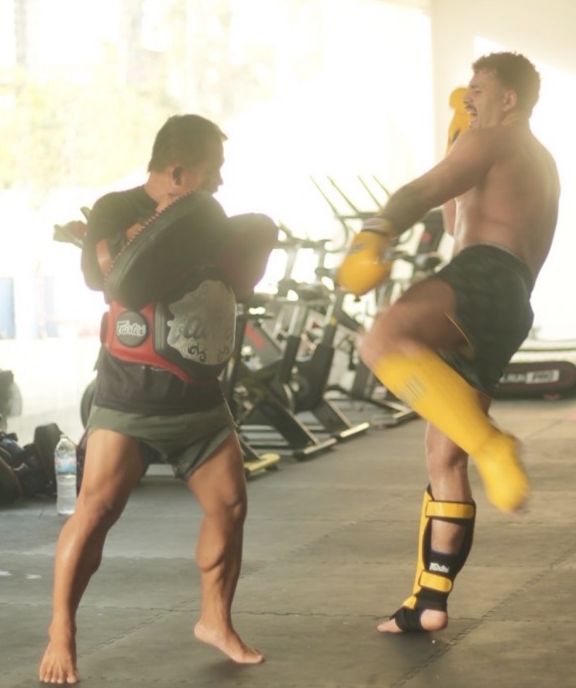 Entrainement au coup de pied de boxe thai à Chiang Mai
