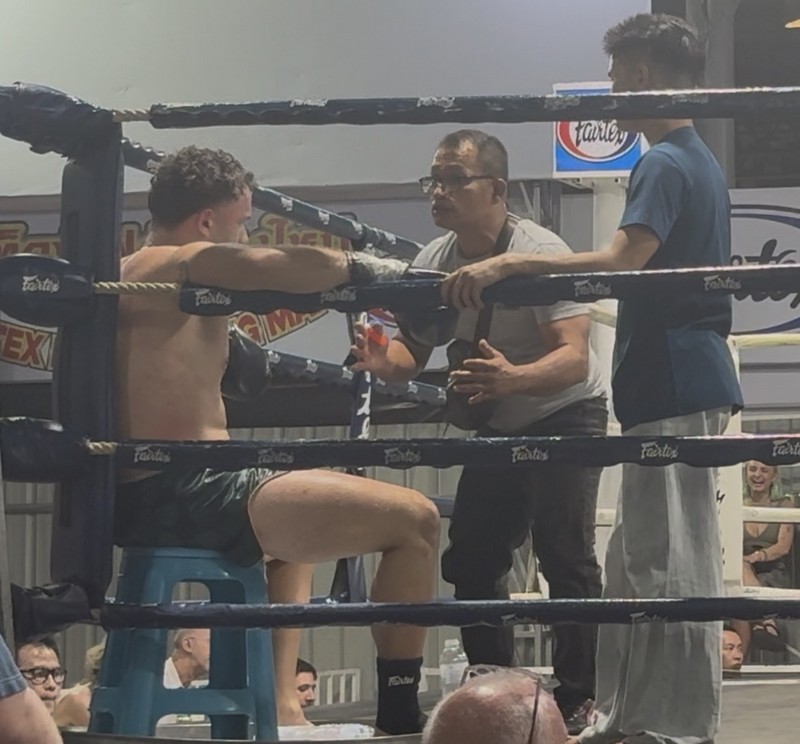Combat débutant de boxe thai en Thaïlande