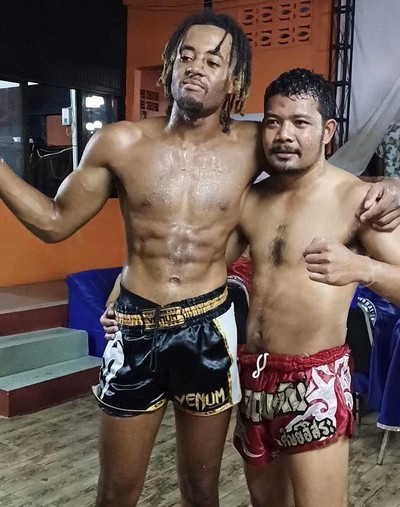 Axel, premier combat, en stage de boxe thai à Koh Samui
