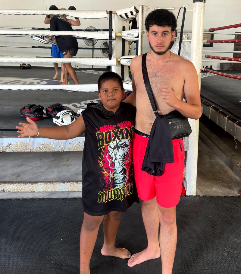 Samuel débutant en stage de boxe thai à Koh Samui