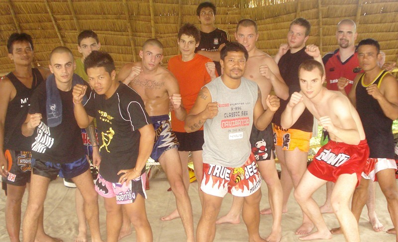 Boxeurs stagiaires et entraineurs de muay thai