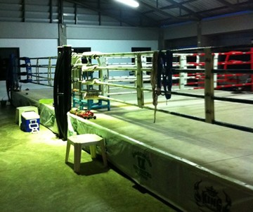 Camp d'entrainement sérieux à la boxe thai à Bangkok