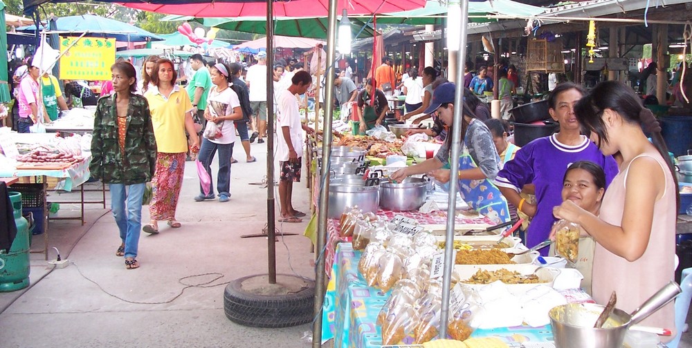 Marché avec stands de cuisine thaï en Thailande