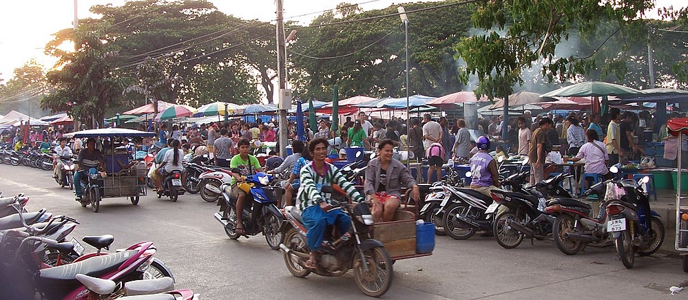 Marché et marchande de Thailande de cuisine thaï