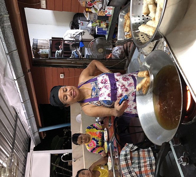 chef pour des cours de cuisine thaïlandaise dans un resort près de la mer en Thailande