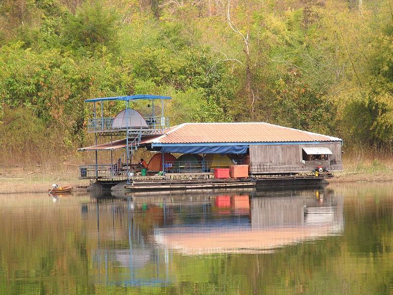 maison flottante pour la pêche au Snake head sauvage au lac de Si Nakharin
