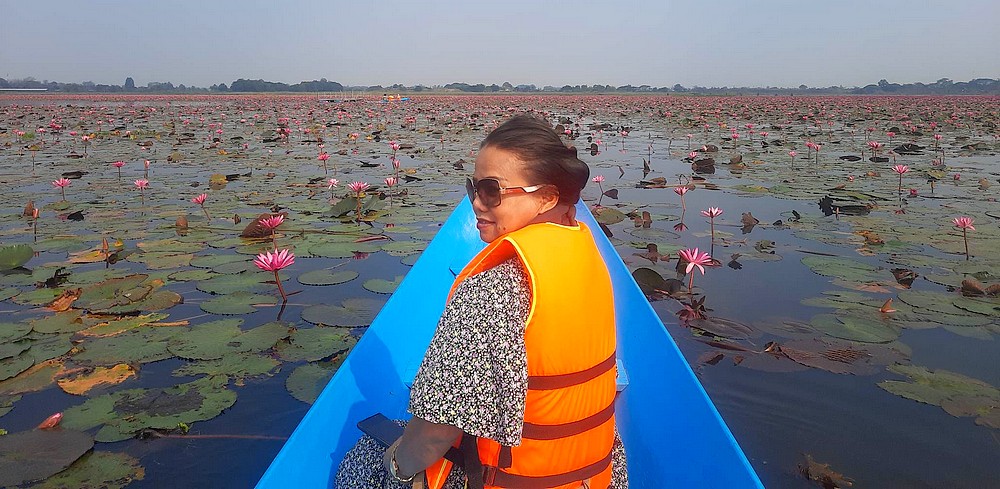 Promenade en bateau sur un lac couvert de fleurs de lotus en Issan Thaïlande