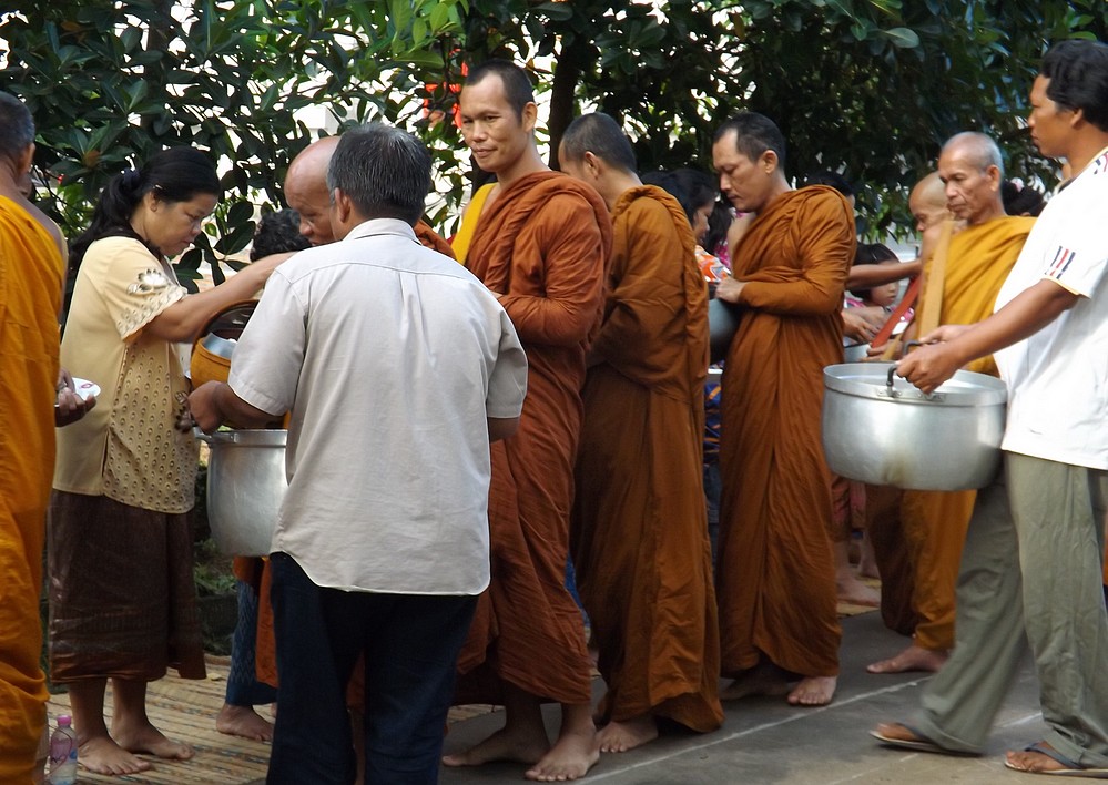 Aumône aux moines dans la région non touristique de l'Issan en Thailande