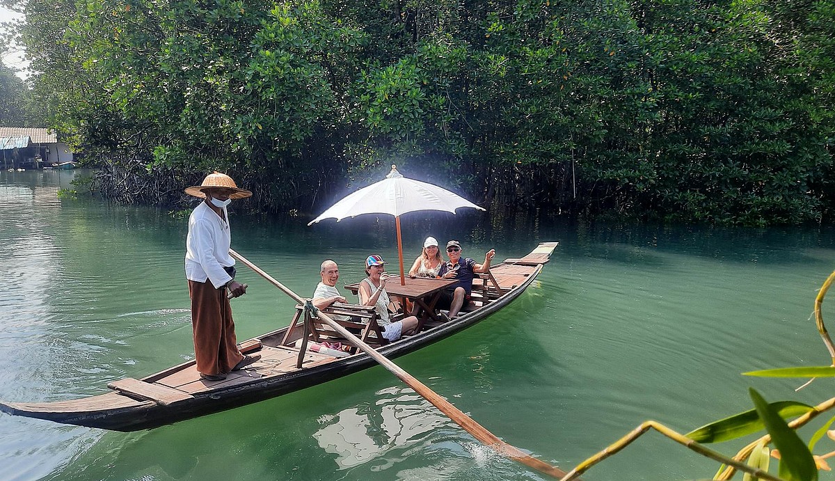 Balade en barque dans la mangrove à Koh Chang en Thailande
