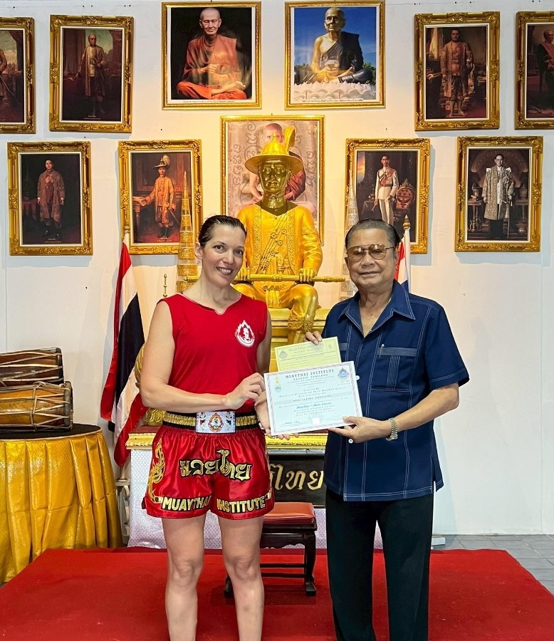 Remise du diplôme à la fin du programme d'entrainement à la boxe thai