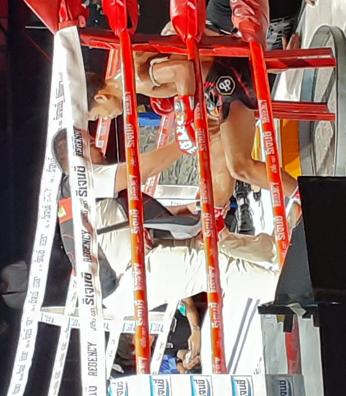 Combattant de muay thai lors d'un tournoi à Bangkok Rangsit