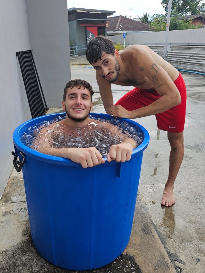 Bain glacé après entrainement de boxe thai en Thaïlande