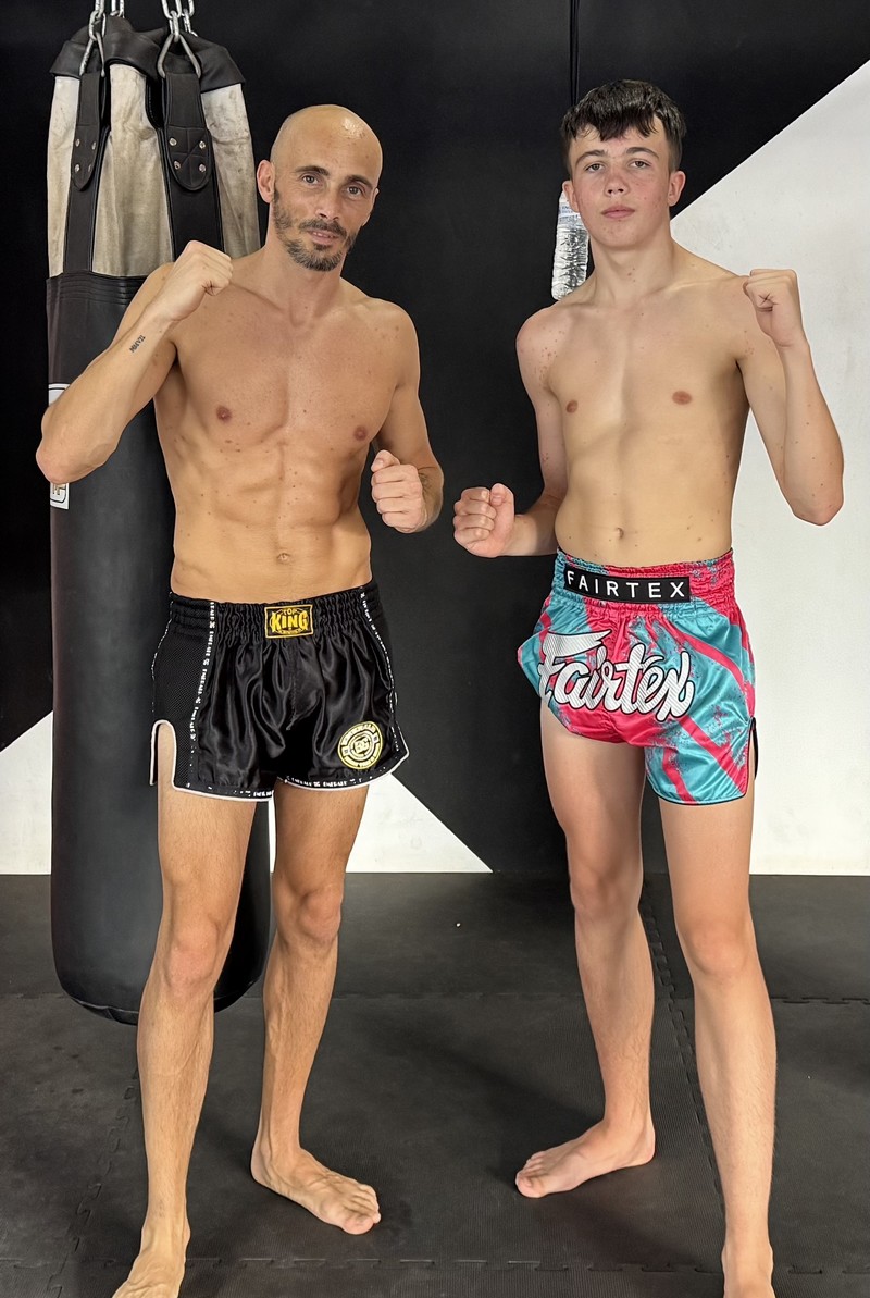 Stagiaires père et fils de boxe thai en Thaïlande