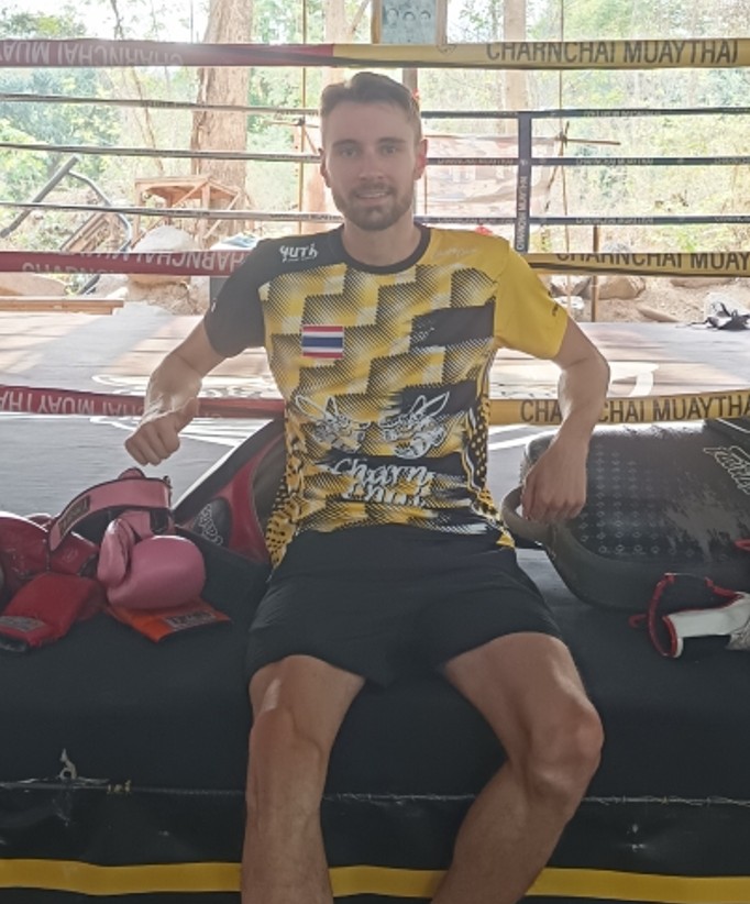 Elève de boxe thai en Thaïlande dans la campagne