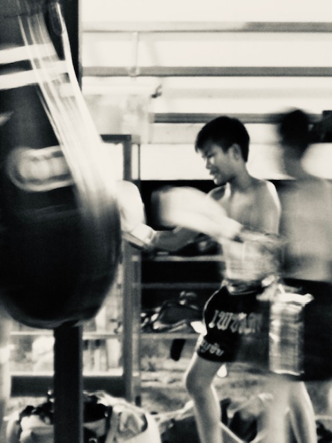Entraineur de boxe thai sympa en Thaïlande dans la campagne