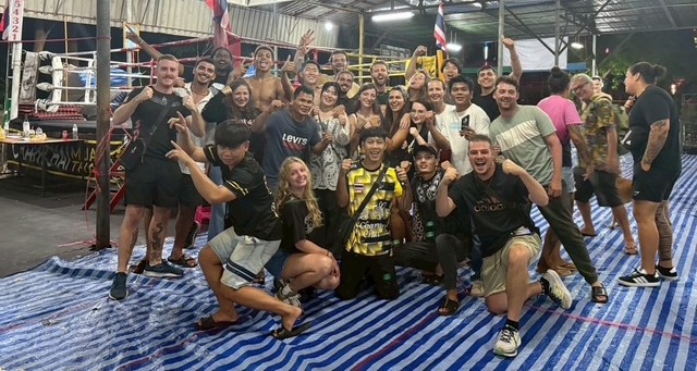 Entrainement de boxe thai sympa en Thaïlande dans la campagne