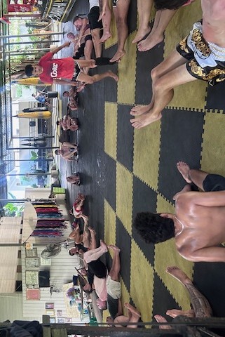 Entraineurs de boxe thai sympa en Thaïlande dans la campagne