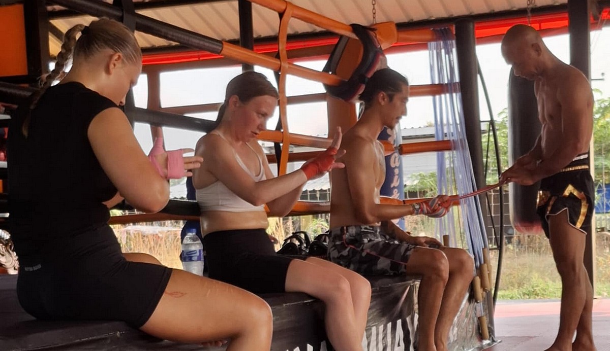Groupe de nuak muay dans le Golfe de Thaïlande avec leur entraineur