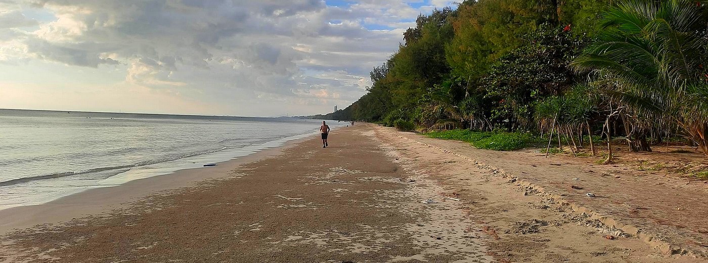 Footing sur une plage déserte en Thaïlande