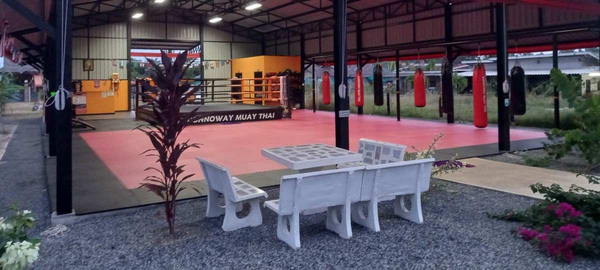 gym de muay thai propre et bien équipé près de la mer en Thaïlande