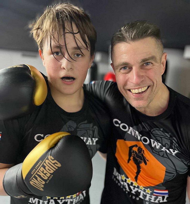 Père et fils stagiaires en muay thai en Thaïlande