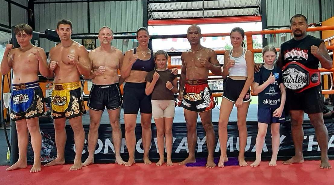 Groupe de nuak muay dans le Golfe de Thaïlande avec leur entraineur