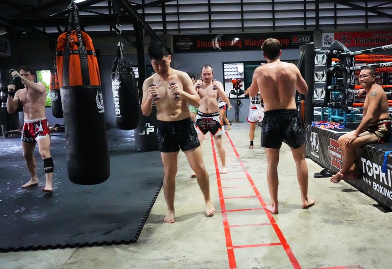 Entrainement sérieux de boxe thaï en Thaïlande à Bangkok